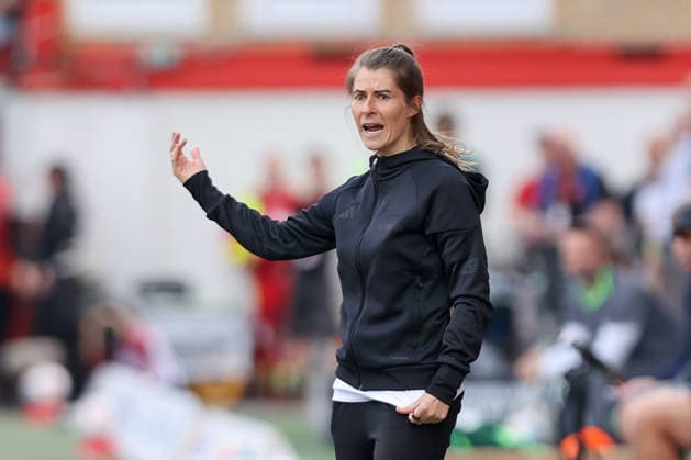 18.04.2026, xtgx, Fussball 1. Bundesliga, 1. FC Union Berlin - VfL Wolfsburg emspor, v.l. Marie Louise Eta (Union Berlin, Trainerin) gibt Anweisungen, gestikuliert mit den Armen, gesticulate, gives instructions (DFL DFB REGULATIONS PROHIBIT ANY USE OF PHOTOGRAPHS as IMAGE SEQUENCES and or QUASI-VIDEO) Berlin
