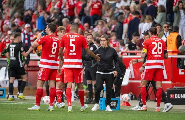Fußball, Herren, Saison 2025 2026, 1. Bundesliga (30. Spieltag), 1. FC Union Berlin - VfL Wolfsburg, v. l. Rani Khedira (1. FC Union Berlin), Danilho Doekhi (1. FC Union), Trainerin Marie-Louise Eta (1. FC Union Berlin), Christopher Trimmel (1. FC Union), 18.04. 2026,