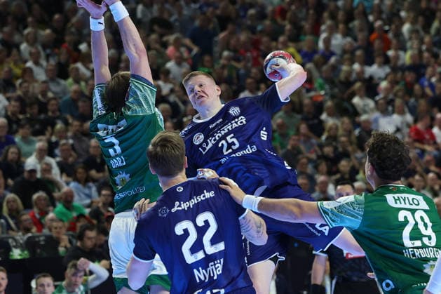GER, Lanxess Arena Koeln, HBL, LIDL FINAL4, Men, 1. Halbfinale: TVB Lemgo Lippe vs. Fuechse Berlin 18.04.2026, Lanxess Arena , Koeln , GER, Lanxess Arena Koeln, HBL, LIDL FINAL4, Men, 1. Halbfinale: TVB Lemgo Lippe vs. Fuechse Berlin, im Bild: Niels Versteijnen (TBV Lemgo 25), im Zweikampf gegen Max Darj (Fuechse Berlin 5),