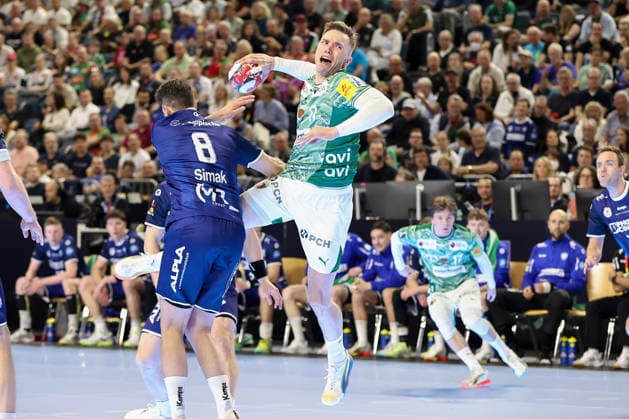18.04.2026 ,xgox, Handball - DHB Pokal 1 2 Finale TBV Lemgo-Lippe - Füchse Berlin emspor, v.l. Frederik Simak (Lemgo, 8), Lasse Andersson (Berlin, 11) Zweikampf, Duell, Kampf, tackle Koeln
