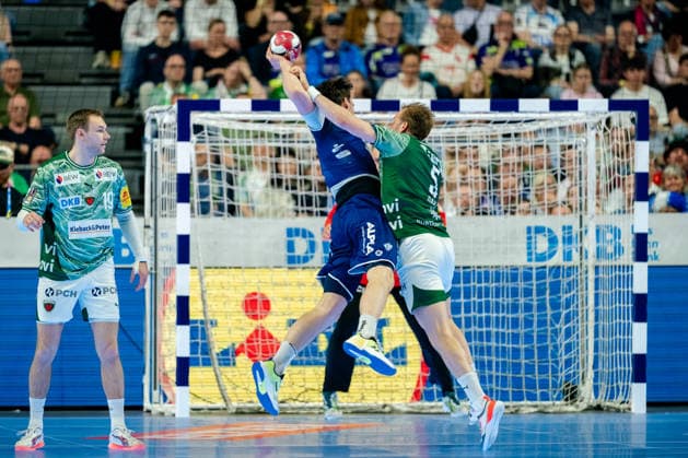Köln, 18.04.2026, Handball, Herren, Lidl Final4, DHB Pokal, Halbfinale, TBV Lemgo Lippe - Füchse Berlin Max Darj (Füchse Berlin, 5) im Zweikampf mit Hendrik Wagner (TBV Lemgo, 28) Köln Lanxess Arena NRW Germany