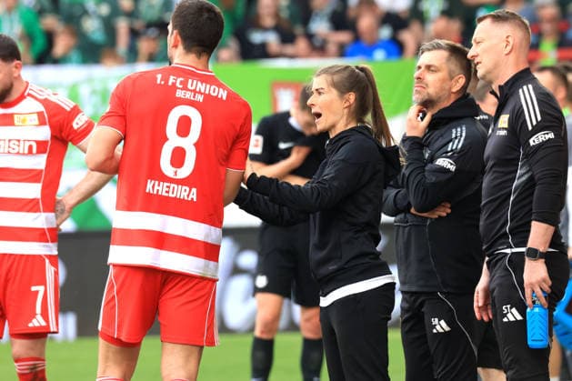 DEU, DFL, 1. FBL, 1.FC Union vs. VfL Wolfsburg, 18.04.2026, Stadion Alte Foersterei, Berlin, DEU, DFL, 1. FBL, 1.FC Union vs. VfL Wolfsburg, im Bild: Cheftrainer Marie-Louise Eta (1.FC Union Berlin), Rani Khedira (1.FC Union Berlin 8) DFL - regulations prohibit any use of Photographs as image sequences and or quasi-video