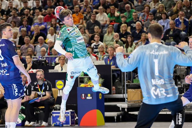 18.04.2026 ,xgox, Handball - DHB Pokal 1 2 Finale TBV Lemgo-Lippe - Füchse Berlin emspor, v.l. Nils Lichtlein (Berlin, 17) wirft Tor, Torschuetze, erzielt Tor, Treffer, scores the goal Koeln