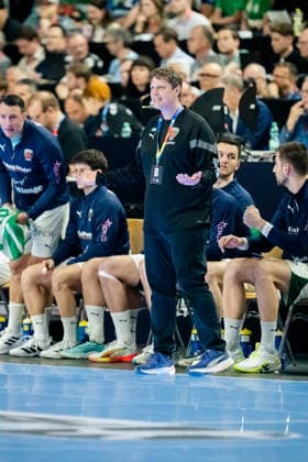 Köln, 18.04.2026, Handball, Herren, Lidl Final4, DHB Pokal, Halbfinale, TBV Lemgo Lippe - Füchse Berlin Nicolej Krickau (Trainer Füchse Berlin) unzufrieden auf der Spielerbank Köln Lanxess Arena NRW Germany