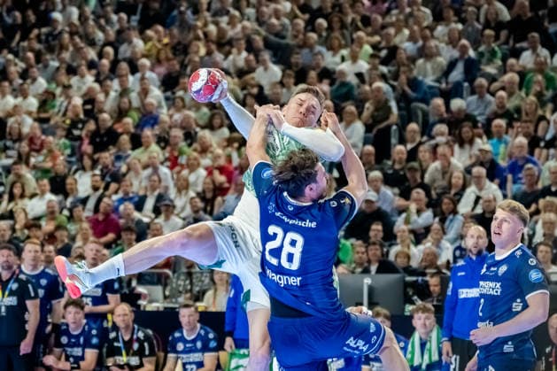Köln, 18.04.2026, Handball, Herren, Lidl Final4, DHB Pokal, Halbfinale, TBV Lemgo Lippe - Füchse Berlin Lasse Bredekjaer Andersson (Füchse Berlin, 11) im Zweikampf mit Hendrik Wagner (TBV Lemgo, 28) Köln Lanxess Arena NRW Germany