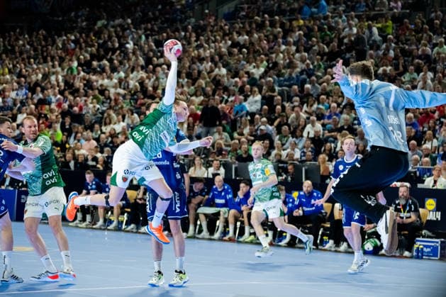 Köln, 18.04.2026, Handball, Herren, Lidl Final4, DHB Pokal, Halbfinale, TBV Lemgo Lippe - Füchse Berlin Tobias Schjolberg Grondahl (Füchse Berlin, 15) beim Torwurf gegen Constantin Möstl (TBV Lemgo, 1) Köln Lanxess Arena NRW Germany