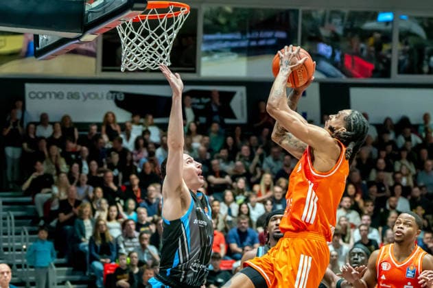 Chemnitz, Deutschland 18. April 2026: 1. BBL - 2025 2026 - Sp. 30 - Niners Chemnitz gegen Science City Jena Im Bild: v. li. im Zweikampf Jack Pagenkopf (Jena) und Kevin Yebo (99) Copyright: xFotostandx xNachtigallx