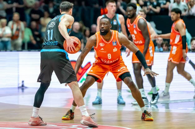 Chemnitz, Deutschland 18. April 2026: 1. BBL - 2025 2026 - Sp. 30 - Niners Chemnitz gegen Science City Jena Im Bild: v. li. im Zweikampf Jack Pagenkopf (Jena) und John Newman III (99) Copyright: xFotostandx xNachtigallx