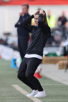 18.04.2026, xtgx, Fussball 1. Bundesliga, 1. FC Union Berlin - VfL Wolfsburg emspor, v.l. Marie Louise Eta (Union Berlin, Trainerin) enttaeuscht, enttäuscht, schaut enttaeuscht, niedergeschlagen, disappointed (DFL DFB REGULATIONS PROHIBIT ANY USE OF PHOTOGRAPHS as IMAGE SEQUENCES and or QUASI-VIDEO) Berlin