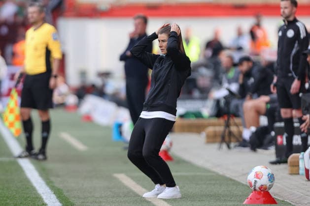 18.04.2026, xtgx, Fussball 1. Bundesliga, 1. FC Union Berlin - VfL Wolfsburg emspor, v.l. Marie Louise Eta (Union Berlin, Trainerin) enttaeuscht, enttäuscht, schaut enttaeuscht, niedergeschlagen, disappointed (DFL DFB REGULATIONS PROHIBIT ANY USE OF PHOTOGRAPHS as IMAGE SEQUENCES and or QUASI-VIDEO) Berlin