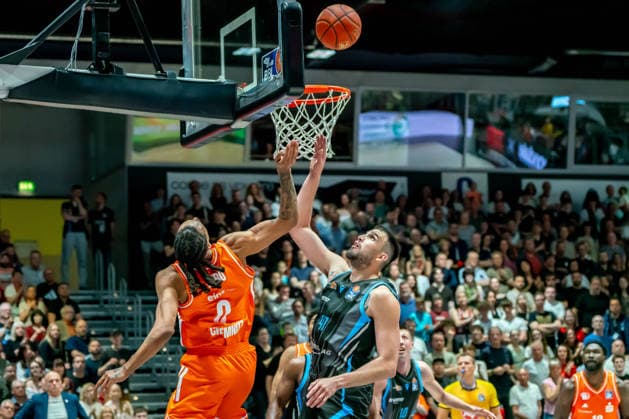 Chemnitz, Deutschland 18. April 2026: 1. BBL - 2025 2026 - Sp. 30 - Niners Chemnitz gegen Science City Jena Im Bild: v. li. im Zweikampf Kevin Yebo (99) und Alex Herrera (Jena) Copyright: xFotostandx xNachtigallx