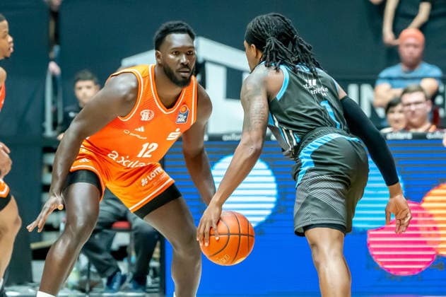 Chemnitz, Deutschland 18. April 2026: 1. BBL - 2025 2026 - Sp. 30 - Niners Chemnitz gegen Science City Jena Im Bild: v. li. im Zweikampf Amadou Sow (99) und Great Osobor (Jena) Copyright: xFotostandx xNachtigallx