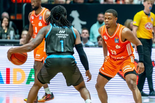 Chemnitz, Deutschland 18. April 2026: 1. BBL - 2025 2026 - Sp. 30 - Niners Chemnitz gegen Science City Jena Im Bild: v. li. im Zweikampf Great Osobor (Jena) und Eric Washington (99) Copyright: xFotostandx xNachtigallx