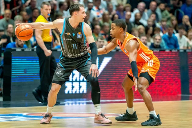 Chemnitz, Deutschland 18. April 2026: 1. BBL - 2025 2026 - Sp. 30 - Niners Chemnitz gegen Science City Jena Im Bild: v. li. im Zweikampf Jack Pagenkopf (Jena) und Eric Washington (99) Copyright: xFotostandx xNachtigallx