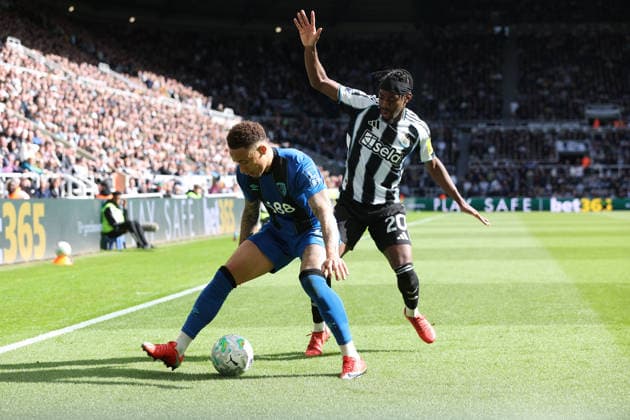 Newcastle Upon Tyne, England, 18th April 2026. Anthony Elanga (R) of Newcastle United in action with Marcus Travenier of AFC Bournemouth during the Newcastle United vs AFC Bournemouth Premier League match at St. James Park, Newcastle Upon Tyne. Picture credit should read: Nigel Roddis Sportimage EDITORIAL USE ONLY. No use with unauthorised audio, video, data, fixture lists, club league logos or live services. Online in-match use limited to 120 images, no video emulation. No use in betting, games or single club league player publications. SPI_028_NR_NEWC_BOUR SPI-4699-0027