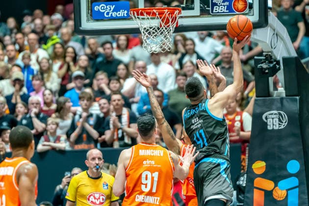 Chemnitz, Deutschland 18. April 2026: 1. BBL - 2025 2026 - Sp. 30 - Niners Chemnitz gegen Science City Jena Im Bild: v. li. im Zweikampf Yordan Minchev (99) und Alex Herrera (Jena) Copyright: xFotostandx xNachtigallx