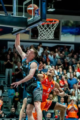 Chemnitz, Deutschland 18. April 2026: 1. BBL - 2025 2026 - Sp. 30 - Niners Chemnitz gegen Science City Jena Im Bild: v. li. im Zweikampf Joe Wieskamp (Jena) und Kevin Yebo (99) Copyright: xFotostandx xNachtigallx