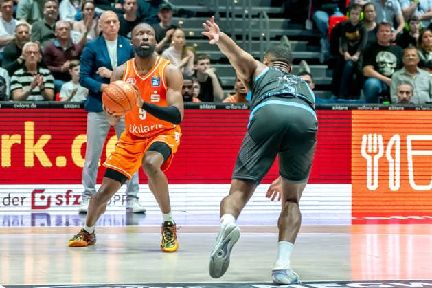 Chemnitz, Deutschland 18. April 2026: 1. BBL - 2025 2026 - Sp. 30 - Niners Chemnitz gegen Science City Jena Im Bild: v. li. im Zweikampf John Newman III (99) und William McNair JR (Jena) Copyright: xFotostandx xNachtigallx