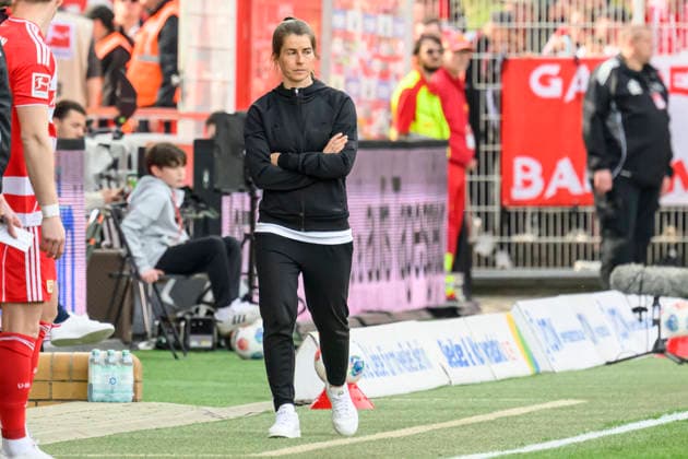v.l.: Marie-Louise Eta ( 1.FC Union Berlin, Trainerin), traurig, deprimiert, sauer, sad, depressed, angry, emotional, GER, Berlin, 1. FC Union Berlin gegen VfL Wolfsburg, 1. Bundesliga, Fußball, DFB, 30. Spieltag, Saison 2025 2026, Alte Försterei, DFB DFL REGULATIONS PROHIBIT ANY USE OF PHOTOGRAPHS AS IMAGE SEQUENCES AND OR QUASI-VIDEO, 18. April 2026,