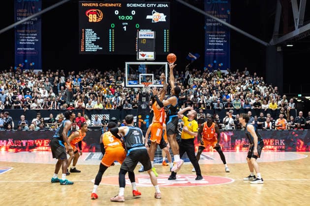 GER, easy-Credit Basketball-Bundesliga, 23. Spieltag, Niners Chemnitz - Science City Jena. 18.04.2026, Messe, Chemnitz, GER, easy-Credit Basketball-Bundesliga, 23. Spieltag, Niners Chemnitz - Science City Jena. Tipp off, Kevin Yebo (Niners Chemnitz, 0), William McNair Jr. (Science City Jena 3) Foto Alexander Trienitz Chemnitz Messe Sachsen Deutschland