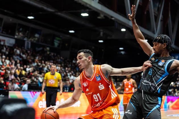 GER, easy-Credit Basketball-Bundesliga, 23. Spieltag, Niners Chemnitz - Science City Jena. 18.04.2026, Messe, Chemnitz, GER, easy-Credit Basketball-Bundesliga, 23. Spieltag, Niners Chemnitz - Science City Jena. Yordan Minchev (Niners Chemnitz, 91), Keith Braxton Jr. (Science City Jena, 13) Foto Alexander Trienitz Chemnitz Messe Sachsen Deutschland