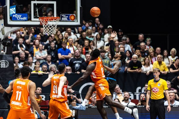 GER, easy-Credit Basketball-Bundesliga, 23. Spieltag, Niners Chemnitz - Science City Jena. 18.04.2026, Messe, Chemnitz, GER, easy-Credit Basketball-Bundesliga, 23. Spieltag, Niners Chemnitz - Science City Jena. Amadou Sow (Niners Chemnitz, 12), Uchenna Iroegbu (Science City Jena 1) Foto Alexander Trienitz Chemnitz Messe Sachsen Deutschland
