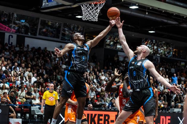 GER, easy-Credit Basketball-Bundesliga, 23. Spieltag, Niners Chemnitz - Science City Jena. 18.04.2026, Messe, Chemnitz, GER, easy-Credit Basketball-Bundesliga, 23. Spieltag, Niners Chemnitz - Science City Jena. Chris Carter (Science City Jena, 5), Robin Christen (Science City Jena, 8) Foto Alexander Trienitz Chemnitz Messe Sachsen Deutschland