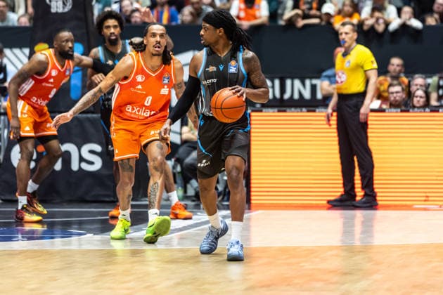 GER, easy-Credit Basketball-Bundesliga, 23. Spieltag, Niners Chemnitz - Science City Jena. 18.04.2026, Messe, Chemnitz, GER, easy-Credit Basketball-Bundesliga, 23. Spieltag, Niners Chemnitz - Science City Jena. Uchenna Iroegbu (Science City Jena 1) Foto Alexander Trienitz Chemnitz Messe Sachsen Deutschland