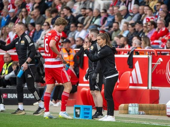 Fußball, Herren, Saison 2025 2026, 1. Bundesliga (30. Spieltag), 1. FC Union Berlin - VfL Wolfsburg, v. l. Aljoscha Kemlein (1. FC Union Berlin), Trainerin Marie-Louise Eta (1. FC Union Berlin), 18.04. 2026,
