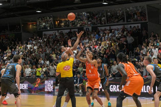 easyCredit Basketball Bundesliga, 30. Spieltag, Niners Chemnitz -Science City Jena 18.04.2026 ab 16.00 Uhr Chemnitz, Chemnitz Arena Im Foto: Tip of, Kevin Yebo(0), Will McNair(3) easyCredit Basketball Bundesliga, 30. Spieltag, Niners Chemnitz - Science City Jena Chemnitz Sachsen Deutschland