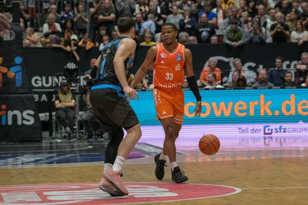 easyCredit Basketball Bundesliga, 30. Spieltag, Niners Chemnitz -Science City Jena 18.04.2026 ab 16.00 Uhr Chemnitz, Chemnitz Arena Im Foto: Uchenna Iroegbu(1), Eric Washington(33) easyCredit Basketball Bundesliga, 30. Spieltag, Niners Chemnitz - Science City Jena Chemnitz Sachsen Deutschland