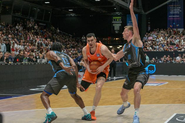 easyCredit Basketball Bundesliga, 30. Spieltag, Niners Chemnitz -Science City Jena 18.04.2026 ab 16.00 Uhr Chemnitz, Chemnitz Arena Im Foto: v.l. Keith Braxton(13), Yordan Minchev(91), Joe Wieskamp(10) easyCredit Basketball Bundesliga, 30. Spieltag, Niners Chemnitz - Science City Jena Chemnitz Sachsen Deutschland