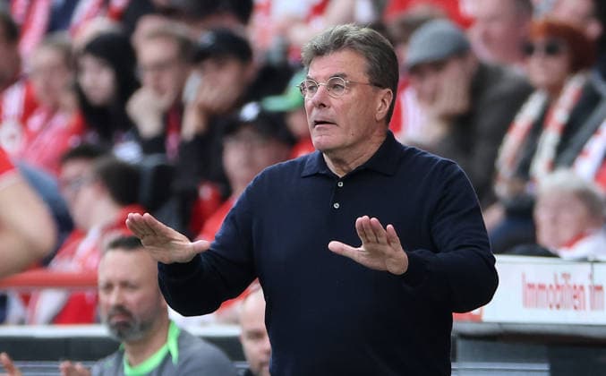Trainer Dieter Hecking gestikulierend Aktion Oberkörper Fußball Fussball Bundesliga Herren DFL 30. Spieltag Saison 2025 2026 18.04.2026 1.FC Union Berlin FCU vs. VfL Wolfsburg WOB DFL regulations prohibit any use of photographs as image sequences and or quasi-video. *** Coach Dieter Hecking gesticulating action upper body Sport Football Soccer Bundesliga Men DFL 30 Matchday Season 2025 2026 18 04 2026 1 FC Union Berlin FCU vs VfL Wolfsburg WOB DFL regulations prohibit any use of photographs as image sequences and or quasi video