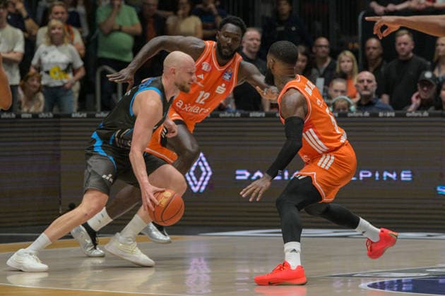 easyCredit Basketball Bundesliga, 30. Spieltag, Niners Chemnitz -Science City Jena 18.04.2026 ab 16.00 Uhr Chemnitz, Chemnitz Arena Im Foto: Robin Christen(8), Eric Washington(33), Amadou Sow(12),defense easyCredit Basketball Bundesliga, 30. Spieltag, Niners Chemnitz - Science City Jena Chemnitz Sachsen Deutschland