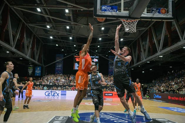 easyCredit Basketball Bundesliga, 30. Spieltag, Niners Chemnitz -Science City Jena 18.04.2026 ab 16.00 Uhr Chemnitz, Chemnitz Arena Im Foto: Kevin Yebo(0),Joe Wieskamp(10) easyCredit Basketball Bundesliga, 30. Spieltag, Niners Chemnitz - Science City Jena Chemnitz Sachsen Deutschland