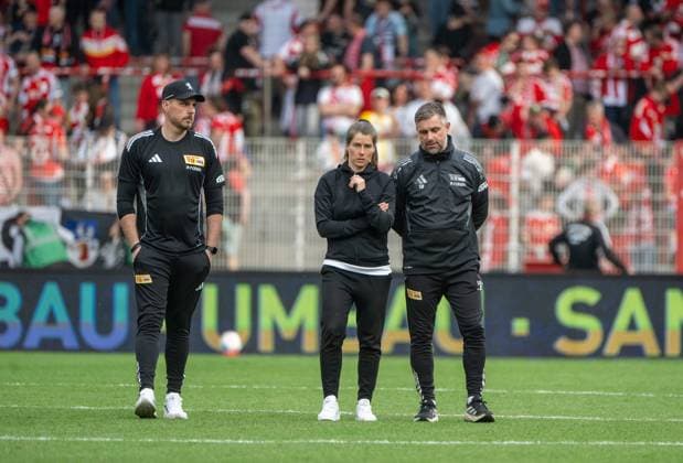 Fußball, Herren, Saison 2025 2026, 1. Bundesliga (30. Spieltag), 1. FC Union Berlin - VfL Wolfsburg, v. l. Co-Trainer Andreas Kerwin (1. FC Union), Trainerin Marie-Louise Eta (1. FC Union Berlin), Co-Trainer Sebastian Bönig (1. FC Union), Enttäuschung nach Abpfiff,18.04. 2026,