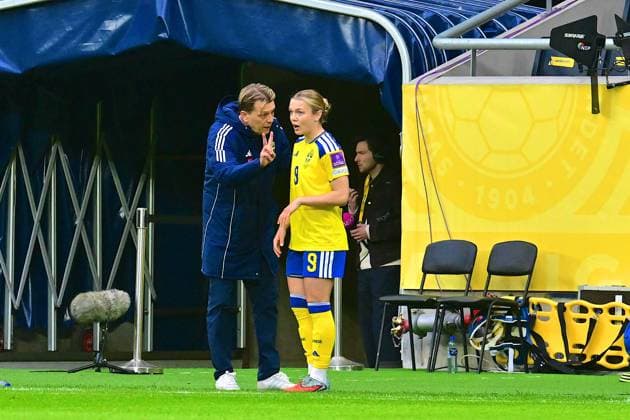 Strawberry Arena SOLNA, SWEDEN - APRIL 18: Tony Gustavsson head coach of Sweden and Beata Olsson of Sweden during the World Cup 2027 qualifier match between Sweden and Serbia at Strawberry Arena on April 18, 2026 in Solna, Sweden. (Peter Sonander SPP) Copyright: xPeterxSonander SPPx spp-en-PeSo-20260418_SPP_PeterSonander_8466