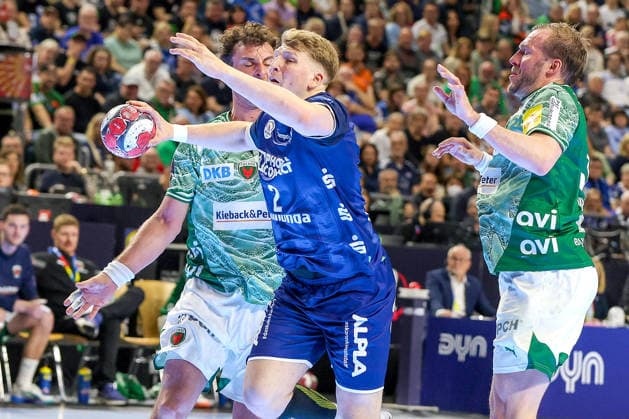 18.04.2026, xsscx, Handball, DHB-Pokal Lidl Final4, TBV Lemgo-Lippe - Füchse Berlin, Saison 2025 2026 Herren, Lanxess Arena: Lukas Hutecek (TBV Lemgo Lippe 02) im Zweikampf gegen Max Darj (Füchse Berlin 05) Photo: xSandraxScherningxPressefotoKochx Nordrhein-Westfalen Deutschland