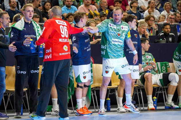 18.04.2026, xsscx, Handball, DHB-Pokal Lidl Final4, TBV Lemgo-Lippe - Füchse Berlin, Saison 2025 2026 Herren, Lanxess Arena: Max Darj (Füchse Berlin 05) beglückwünscht Dejan Milosavljev (Füchse Berlin 96) nach einem gehatenen Wurf Photo: xSandraxScherningxPressefotoKochx Nordrhein-Westfalen Deutschland