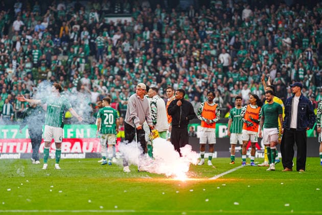 Sport Bilder des Tages Leuchtrakete fliegt auf Spieler SV Werder Bremen GER, SV Werder Bremen vs. Hamburger SV, Fussball, Bundesliga, Spieltag 30, Spielzeit 2025 2026, 18.04.2026 DFL REGULATIONS PROHIBIT ANY USE OF PHOTOGRAPHS AS IMAGE SEQUENCES AND OR QUASI-VIDEO GER, SV Werder Bremen vs. Hamburger SV, Fussball, Bundesliga, Spieltag 30, Spielzeit 2025 2026, 18.04.2026 Bremen *** Flare flies at player SV Werder Bremen GER, SV Werder Bremen vs Hamburger SV, Football, Bundesliga, Matchday 30, Season 2025 2026, 18 04 2026 DFL REGULATES PROHIBIT ANY USE OF PHOTOGRAPHS AS IMAGE SEQUENCES AND OR QUASI VIDEO GER, SV Werder Bremen vs Hamburger SV, Football, Bundesliga, Matchday 30, Season 2025 2026, 18 04 2026 Bremen Copyright: xEibner-Pressefoto MarcelxvonxFehrnx EP_MFN