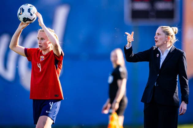 260418 Julie Blakstad and head coach Gemma Grainger of Norway during the FIFA Women s World Cup Qualifier football match between Slovenia and Norway on April 18, 2026 in Ptuj. Photo: Marius Simensen BILDBYRAN COP 238 MM0066 bbeng dam FIFA World Cup, WM, Weltmeisterschaft, Fussball qualifiers football fotball fotboll landskamp norge norway slovenia slovenien soccer vm kvalik vm-kvalifisering kvinner Copyright: MARIUSxSIMENSEN BB260418BB987