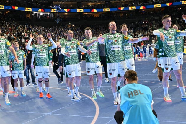 GER, Lanxess Arena Koeln, HBL, LIDL FINAL4, Men, 1. Halbfinale: TVB Lemgo Lippe vs. Fuechse Berlin 18.04.2026, Lanxess Arena , Koeln , GER, Lanxess Arena Koeln, HBL, LIDL FINAL4, Men, 1. Halbfinale: TVB Lemgo Lippe vs. Fuechse Berlin, im Bild: nach dem Spiel freuen sich die Berliner ueber den Sieg