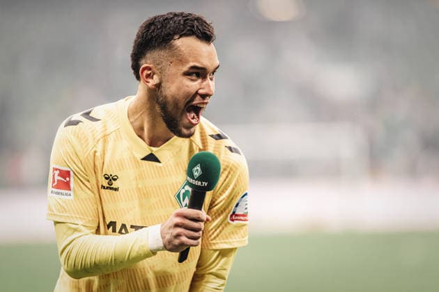 Fußball Männer Saison 2025 2026 1. Fußball-Bundesliga 30. Spieltag SV Werder Bremen vs. Hamburger SV 18.04.2026 Mio Backhaus ( 30, SV Werder Bremen) heizt die Fans nach dem Sieg ein Jubel Emotionen Bremen Weserstadion Bremen Deutschland *** Soccer Men Season 2025 2026 1 Soccer Bundesliga 30 Matchday SV Werder Bremen vs Hamburger SV 18 04 2026 Mio Backhaus 30, SV Werder Bremen heats up the fans after the victory cheers emotions Bremen Weserstadion Bremen Germany