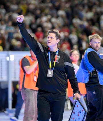 Schlussjubel Füchse Berlin, Trainer Nicolej Krickau (B). Halbfinale, TBV Lemgo Lippe - Füchse Berlin, am 18.04.2026 Handball DHB-Pokal Final4, vom 18.04 - 19.04.2026 in Koeln Deutschland. Lanxess Arena