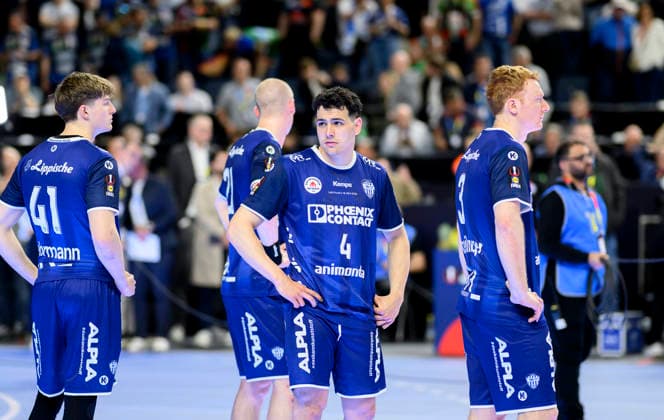(l-r) Len Farell Kehrmann (Lemgo), Samuel ZEHNDER (Lemgo), Nicolai Theilinger (Lemgo) enttaeuscht nach dem Spiel. Halbfinale, TBV Lemgo Lippe - Füchse Berlin, am 18.04.2026 Handball DHB-Pokal Final4, vom 18.04 - 19.04.2026 in Koeln Deutschland. Lanxess Arena