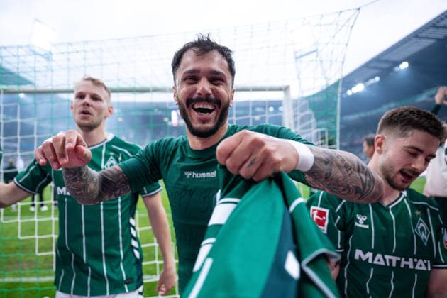 18.04.2026, Fussball, 1. Bundesliga, 30. Spieltag Saison 2025 2026, SV Werder Bremen - Hamburger SV, Leonardo Bittencourt (SV Werder Bremen) freut sich über den Sieg, xRHR-FOTO TKx *** 18 04 2026, Football, 1 Bundesliga, Matchday 30 Season 2025 2026, SV Werder Bremen Hamburger SV, Leonardo Bittencourt SV Werder Bremen celebrates victory, xRHR PHOTO TKx Copyright: RHR-FOTOx RHR-FOTO TK
