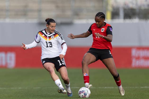 AUT, Ried im Innkreis, Fußball, Frauen WM Qualifikation, 4. Spieltag, Oesterreich vs. Deutschland im Bild v.l.: Carlotta Wamser (Germany 13), Maria Plattner (Austria 14), Zweikampf 18.04.2026, BWT X Oberoesterreichische Arena Ried im Innkreis UEFA REGULATIONS PROHIBIT ANY USE OF PHOTOGRAPHS AS IMAGE SEQUENCES AND OR QUASI-VIDEO, Copyright: HMBxMedia PaulxFritz