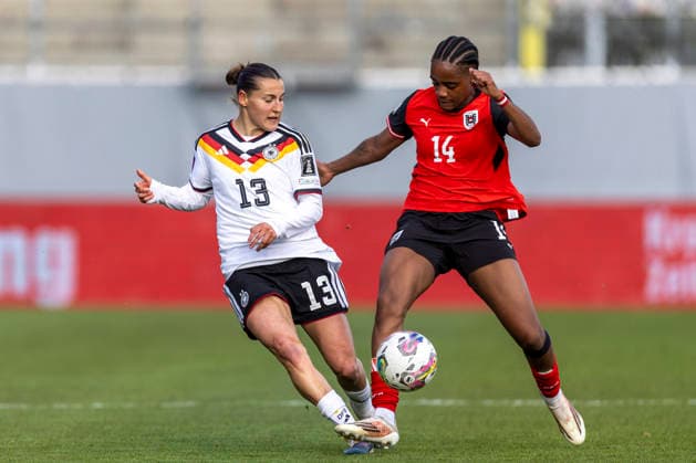 AUT, Ried im Innkreis, Fußball, Frauen WM Qualifikation, 4. Spieltag, Oesterreich vs. Deutschland im Bild v.l.: Carlotta Wamser (Germany 13), Maria Plattner (Austria 14), Zweikampf 18.04.2026, BWT X Oberoesterreichische Arena Ried im Innkreis UEFA REGULATIONS PROHIBIT ANY USE OF PHOTOGRAPHS AS IMAGE SEQUENCES AND OR QUASI-VIDEO, Copyright: HMBxMedia PaulxFritz