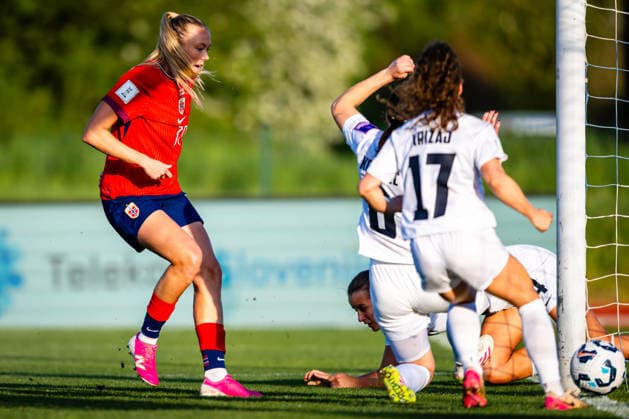 260418 Synne Sofie Kinden Jensen of Norway scores the 1-2 goal during the FIFA Women s World Cup Qualifier football match between Slovenia and Norway on April 18, 2026 in Ptuj. Photo: Marius Simensen BILDBYRAN COP 238 MM0066 bbeng dam FIFA World Cup, WM, Weltmeisterschaft, Fussball qualifiers football fotball fotboll landskamp norge norway slovenia slovenien soccer vm kvalik vm-kvalifisering kvinner Copyright: MARIUSxSIMENSEN BB260418ZA009