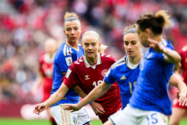 Denmark vs Italy 18 04 2026 18 ITA Arianna Caruso, 10 DEN Pernille Harder Denmark vs Italy 18 04 2026 Kobenhavn, Denmark 18 April, 2026 UK Women™s European Qualifiers Denmark vs Italy Women Kobenhavn Parken Denmark Copyright: xMichaelxBarrettxBoesenx